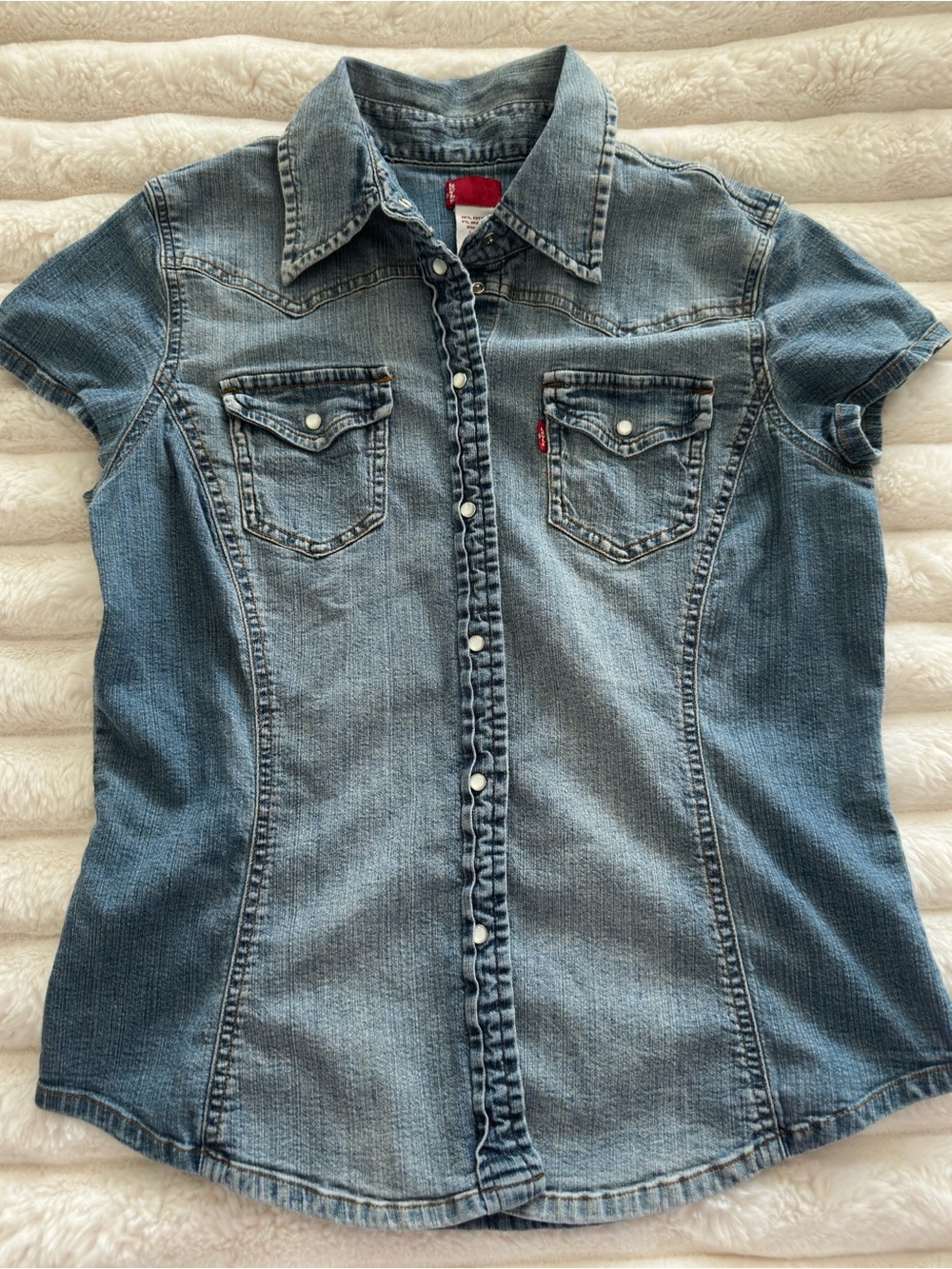 Levi's Women's Light Wash Denim Snap-Front Short Sleeve Shirt